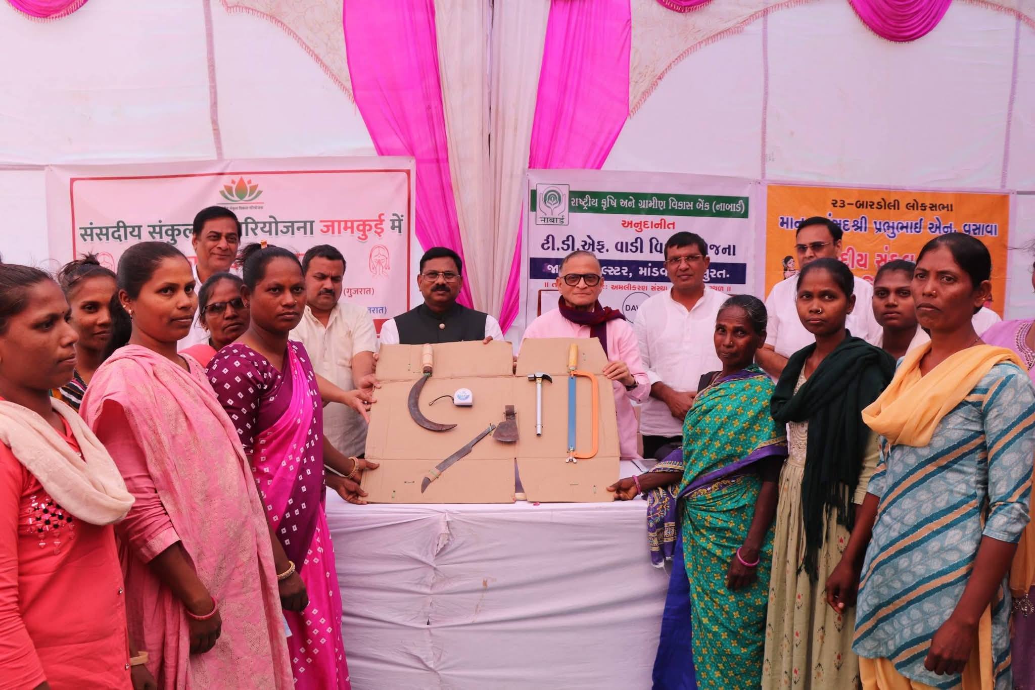 તા.૨૮-૧૨-૨૦૨૫ ના રોજ ૨૩-બારડોલી લોકસભા મતવિસ્તારના માંડવી તાલુકાના દેવગઢ મુકામે સંસદીય સંકુલ વિકાસ પરિયોજના અંતર્ગત જામકુઈ ક્લસ્ટરમાં ખેડૂતોને વિવિધ લાભો અને વિકાસ યોજનાઓ આપવાના ઉદ્દેશ્યથી કાર્યક્રમ યોજાયો. આ કાર્યક્રમ ભારતીય જનતા પાર્ટીના રાષ્ટ્રીય સંગઠક આદરણીય શ્રી વી. સતીશજીના માર્ગદર્શન હેઠળ કરવામાં આવ્યો.